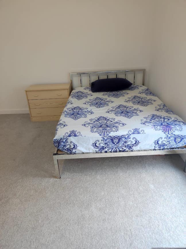 Bright & Spacious Double Room in Friendly House –  Main Photo