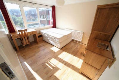 ✨ Spacious 3-Bed Flat in Denmark Hill Main Photo