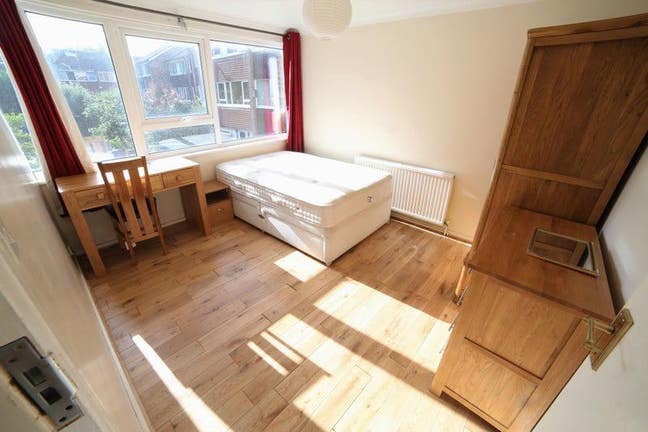 ✨ Spacious 3-Bed Flat in Denmark Hill Main Photo