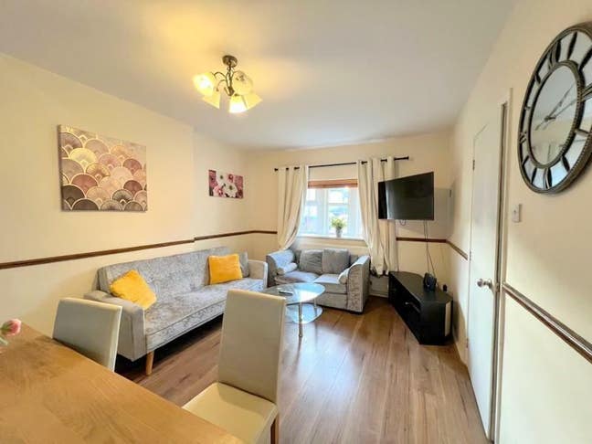 Large house with conservatory and parking (Zone 2) Main Photo