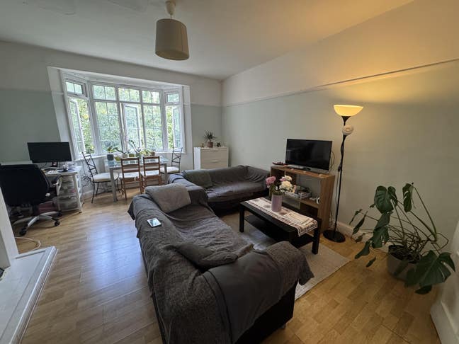 NW3 Flat w/ PhD Students - Room Available Main Photo