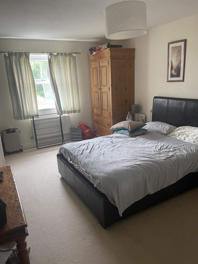 En suite room in sociable house Main Photo