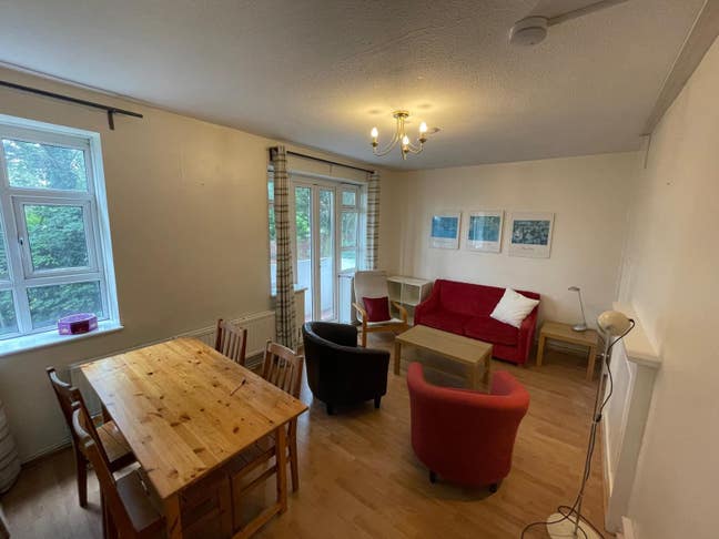 DbleRm 4bed Flat with LivingRm 9minForestHillStn Main Photo