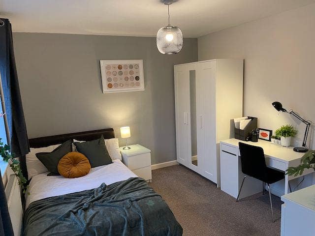 Double En-Suite in Friendly House Share! Main Photo