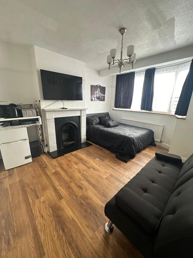Lovely Double Room close to shops and TFL Main Photo