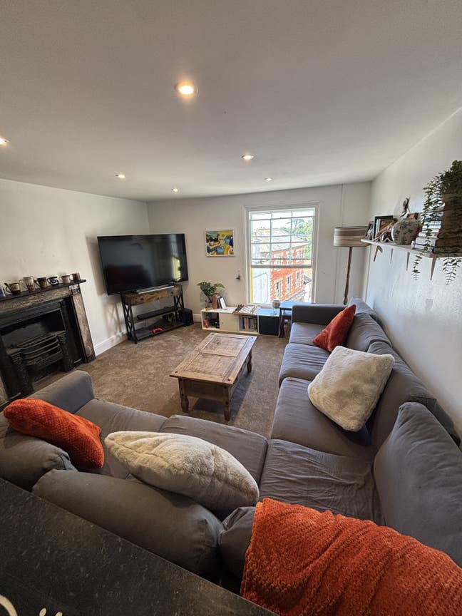 Spacious double room available above the beehive  Main Photo