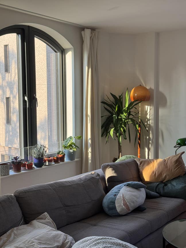 Peaceful Bedroom with Ensuite in Spacious Flat Main Photo