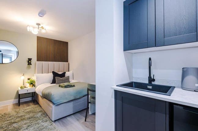 Modern Studio-Style Ensuite Double Room Main Photo