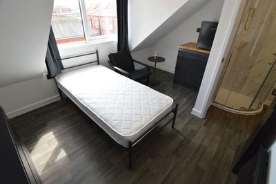 Modern Fully En-Suited 5 Bedroom House Share Main Photo