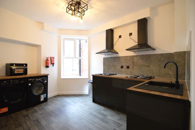 Modern Fully En-Suited 5 Bedroom House Share Main Photo
