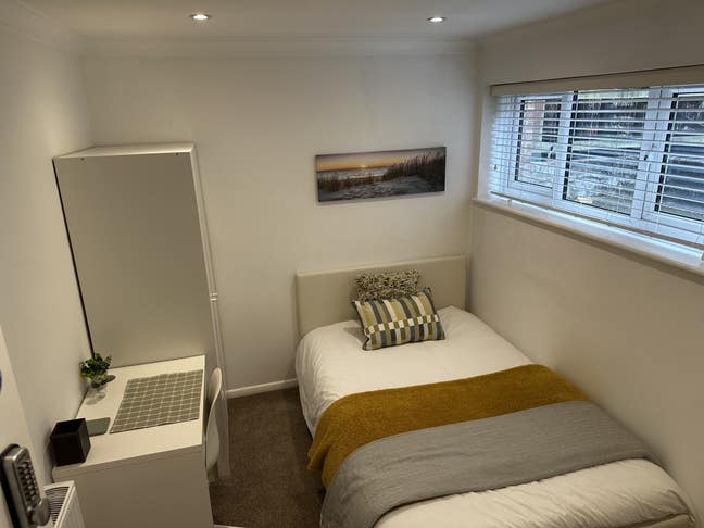Friendly house share near Frimley Park Hospital Main Photo