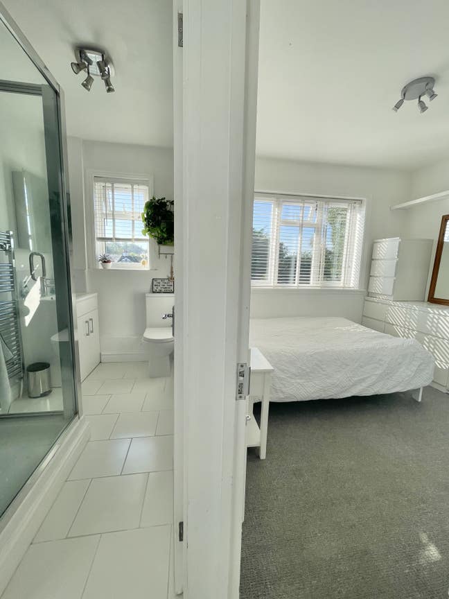 Double Room, close to station, 10 mins to beach Main Photo