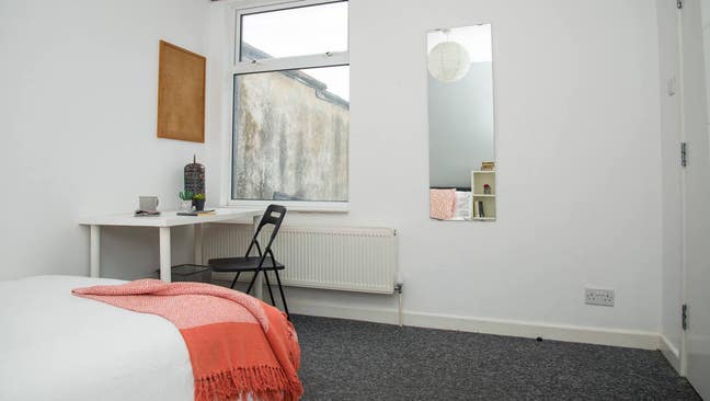 Modern Double Room in Refurbished Student House –  Main Photo