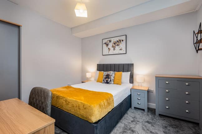 Stunning Modern room. Ideal for professionals Main Photo
