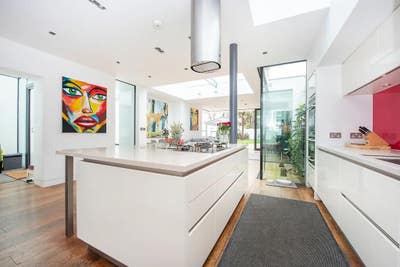 Large room for single female  Main Photo