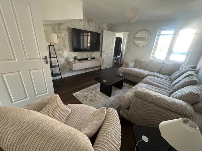 Modern Household Room to Rent  Main Photo