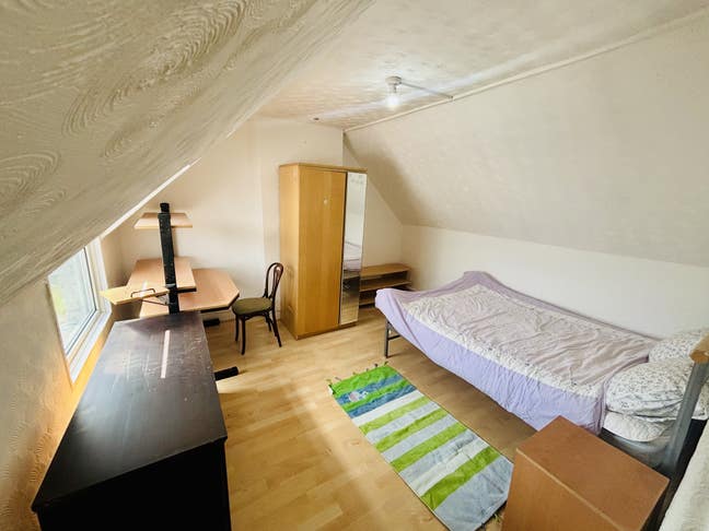 Large Furnished En-Suite Room for rent Main Photo