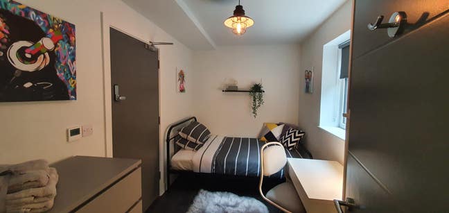 Modern Room - GU2 9Pu, Lovely House of 5  Main Photo