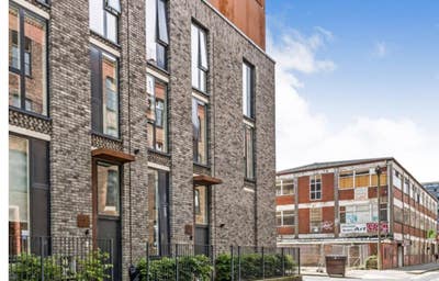 Two bed townhouse in Castlefield w/ roof garden  Main Photo
