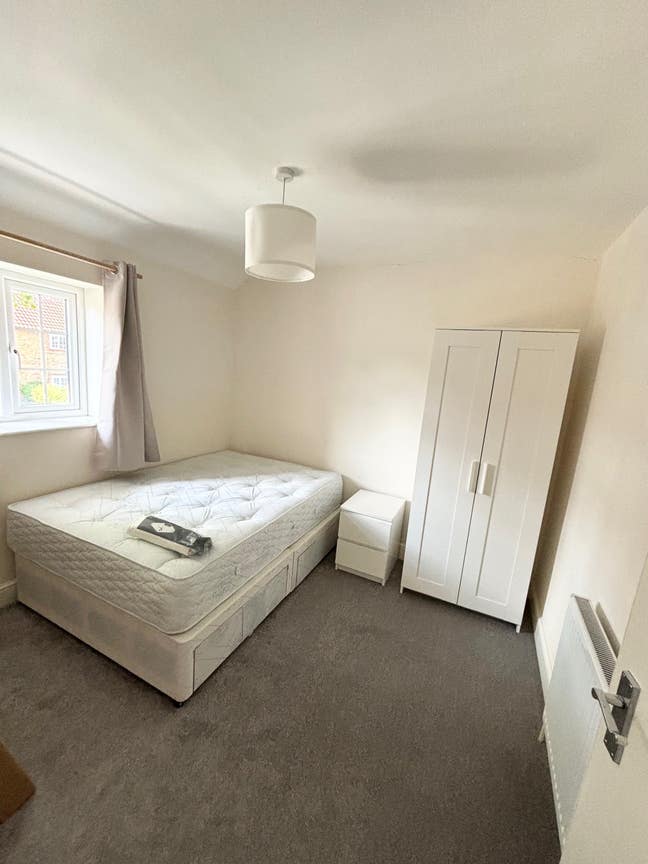 Stylish Double Room | 5 Mins to Central Line Main Photo