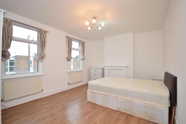4 Double Bedroom Mid-terraced House- E15  Main Photo