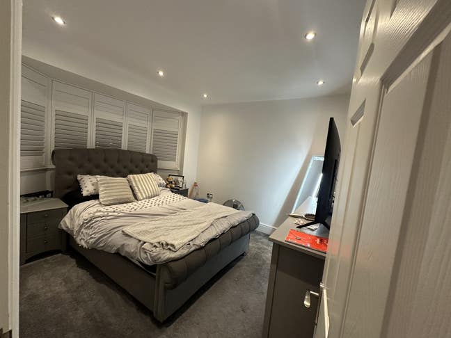 Double bedroom in a house with garden and parking Main Photo