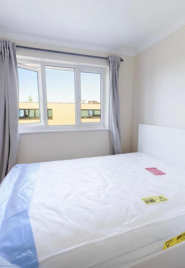 Bright and Airy Ensuite in prime location  Main Photo