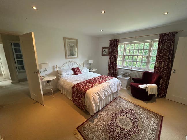 Very large double room with en suite shower room Main Photo