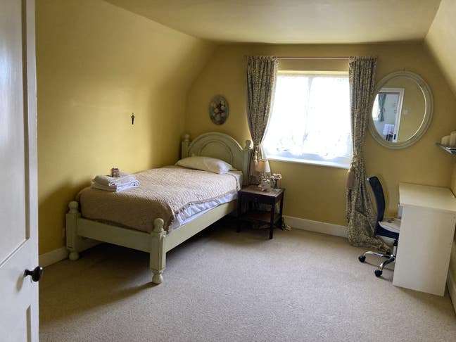 Room available in lovely family home  Main Photo