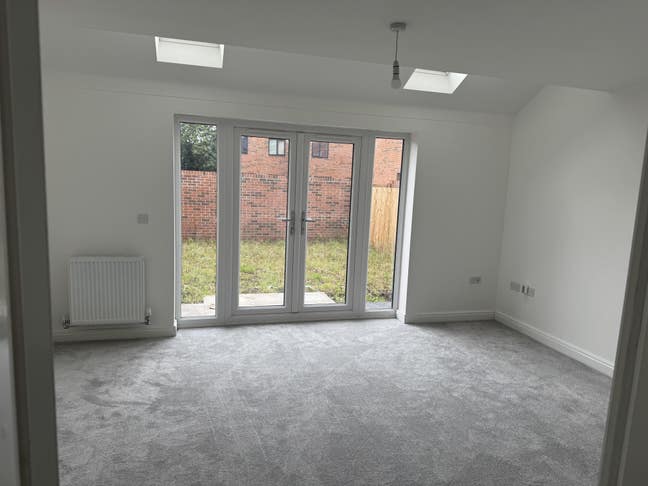 Spacious Double Bedroom with Ensuite – Modern New  Main Photo