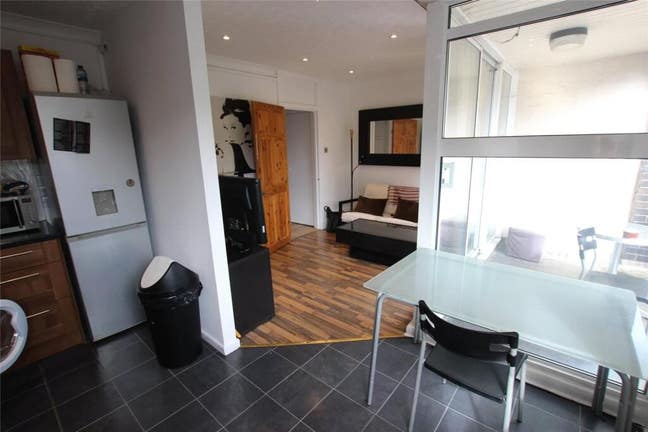 Double Room in a 4 Bedroom House Share - E14 Main Photo