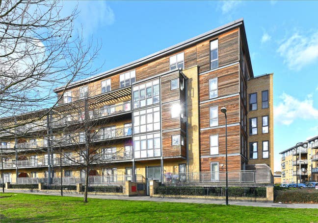 Lovely spacious one bed with parking, balcony, E5 Main Photo