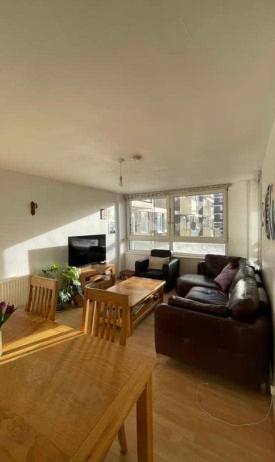 Largest room in 3 bed De Beauvoir Apartment Main Photo