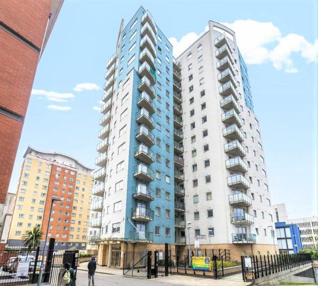 Lovely spacious two bed two bath in Ilford IG1 Main Photo