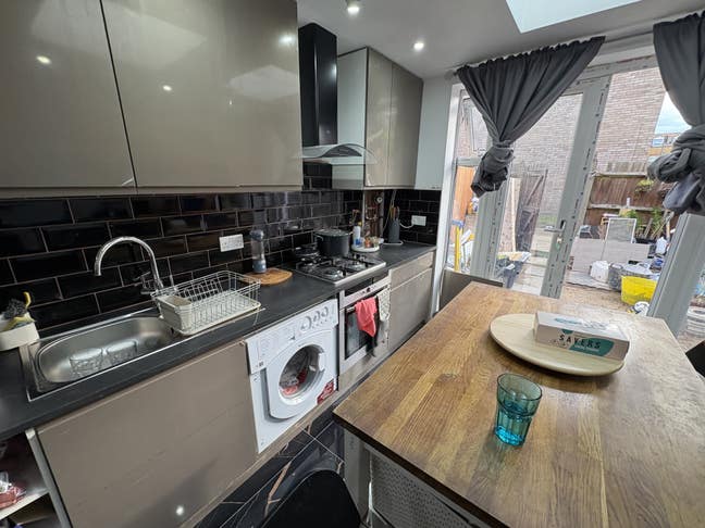 Lovely 4 bed house located in E5 Clapton park  Main Photo