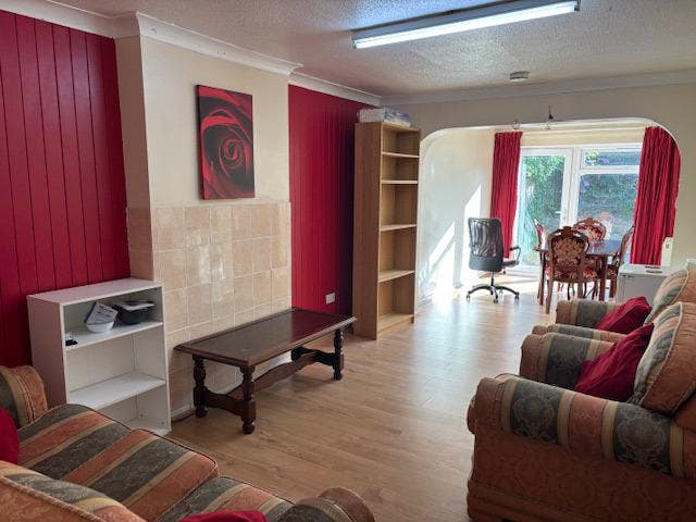 Bills included! 1 single room available 1st Aug Main Photo