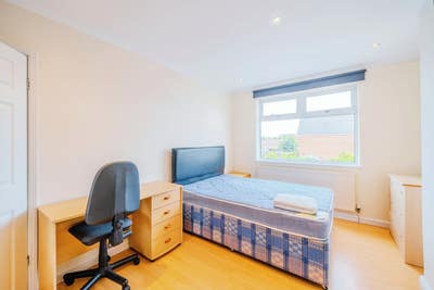 Short Term Rooms or Whole House Available  Main Photo