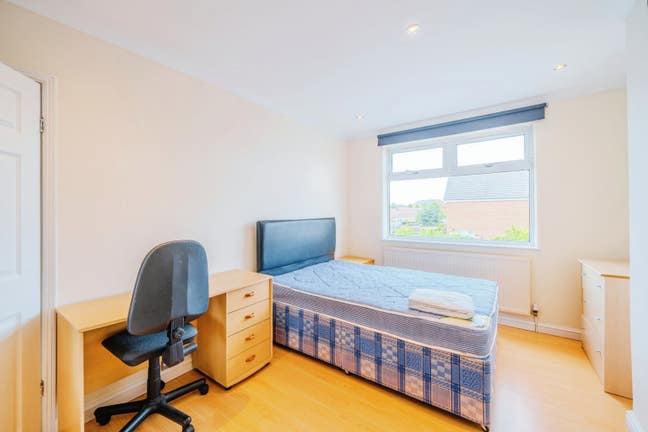 Short Term Rooms or Whole House Available  Main Photo