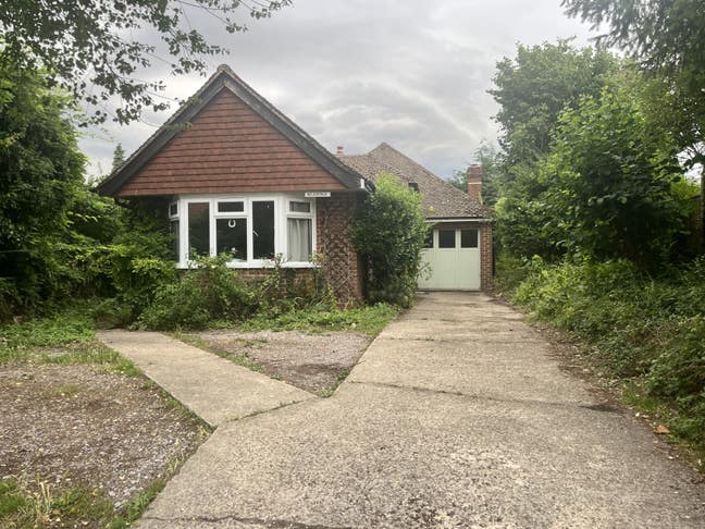 Room Available in Charming 3-Bedroom Bungalow! Main Photo