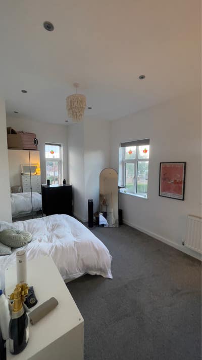 Spacious double room in Roundhay Main Photo