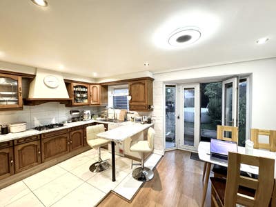 Modern & clean 5 minutes tube double in quiet area Main Photo