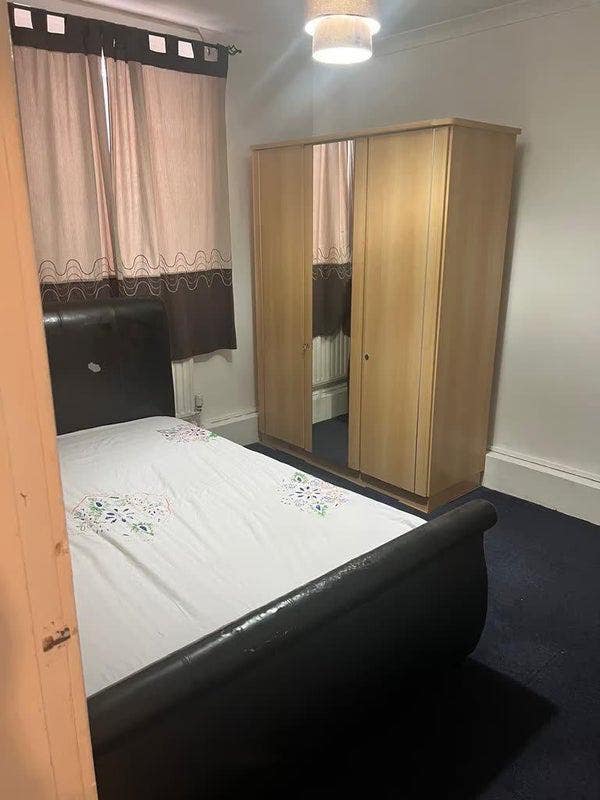 Spacious Double Room For Single person in SW1 Main Photo