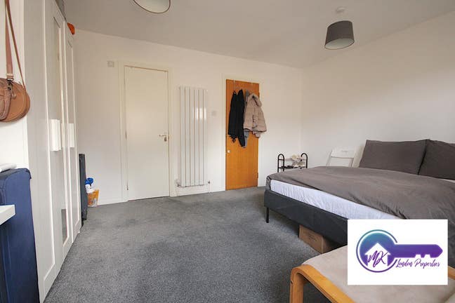 Move-In Today! En-Suite Room Just 10 Mins from DLR Main Photo