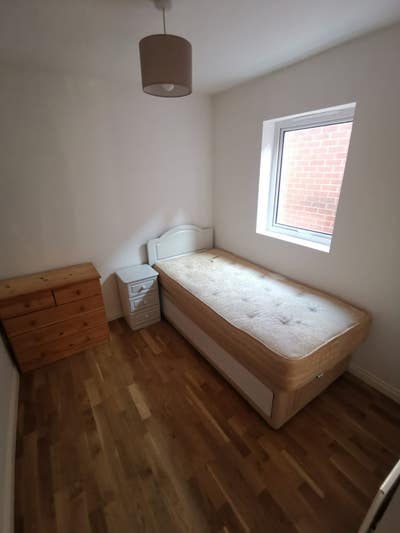Single Room for Rent Main Photo