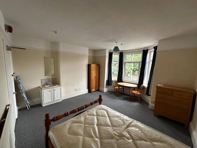 Large Double Room  to Let in Shared House  Main Photo