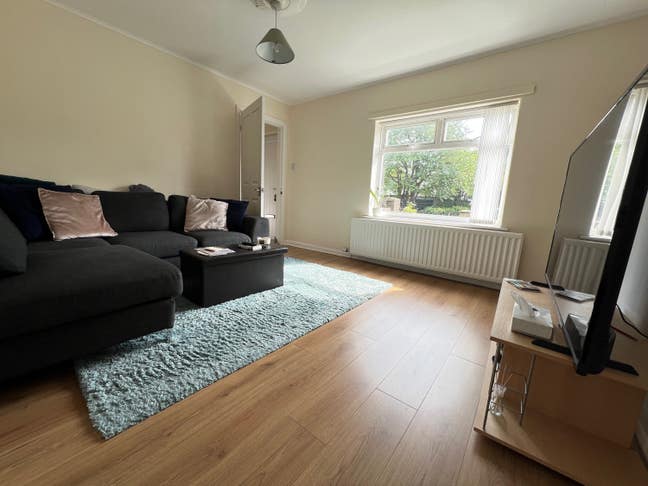 Sunny room in clean quiet house Main Photo