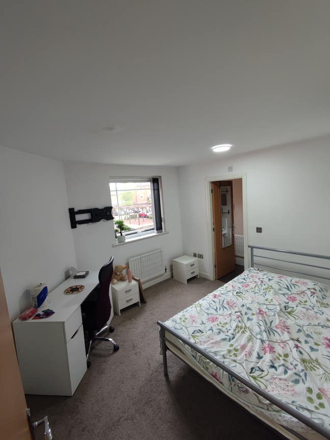 Large furnished Ensuite room - Hulme Main Photo