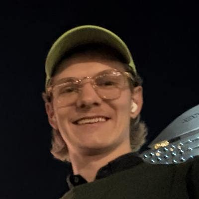 I'm a working professional who is moving to L... Main Photo