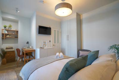 Large Modern Luxury Ensuite Room in Truro  Main Photo