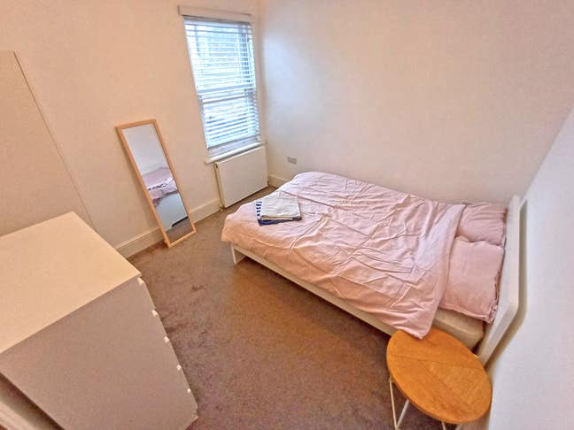 All bills included large rooms, 4 rooms available Main Photo